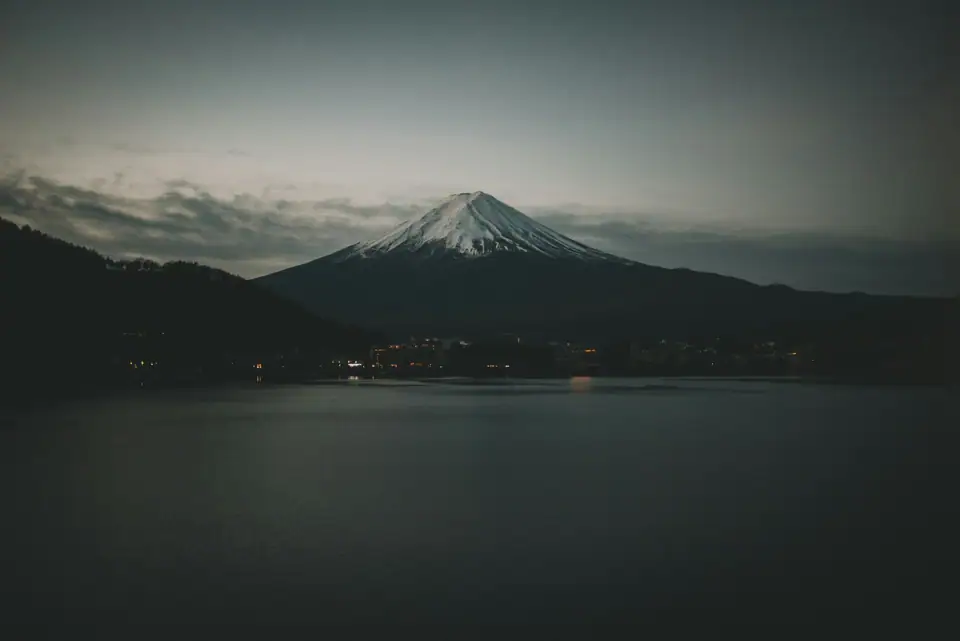 Junge Besucher erkunden das Innere der Sagrada Família